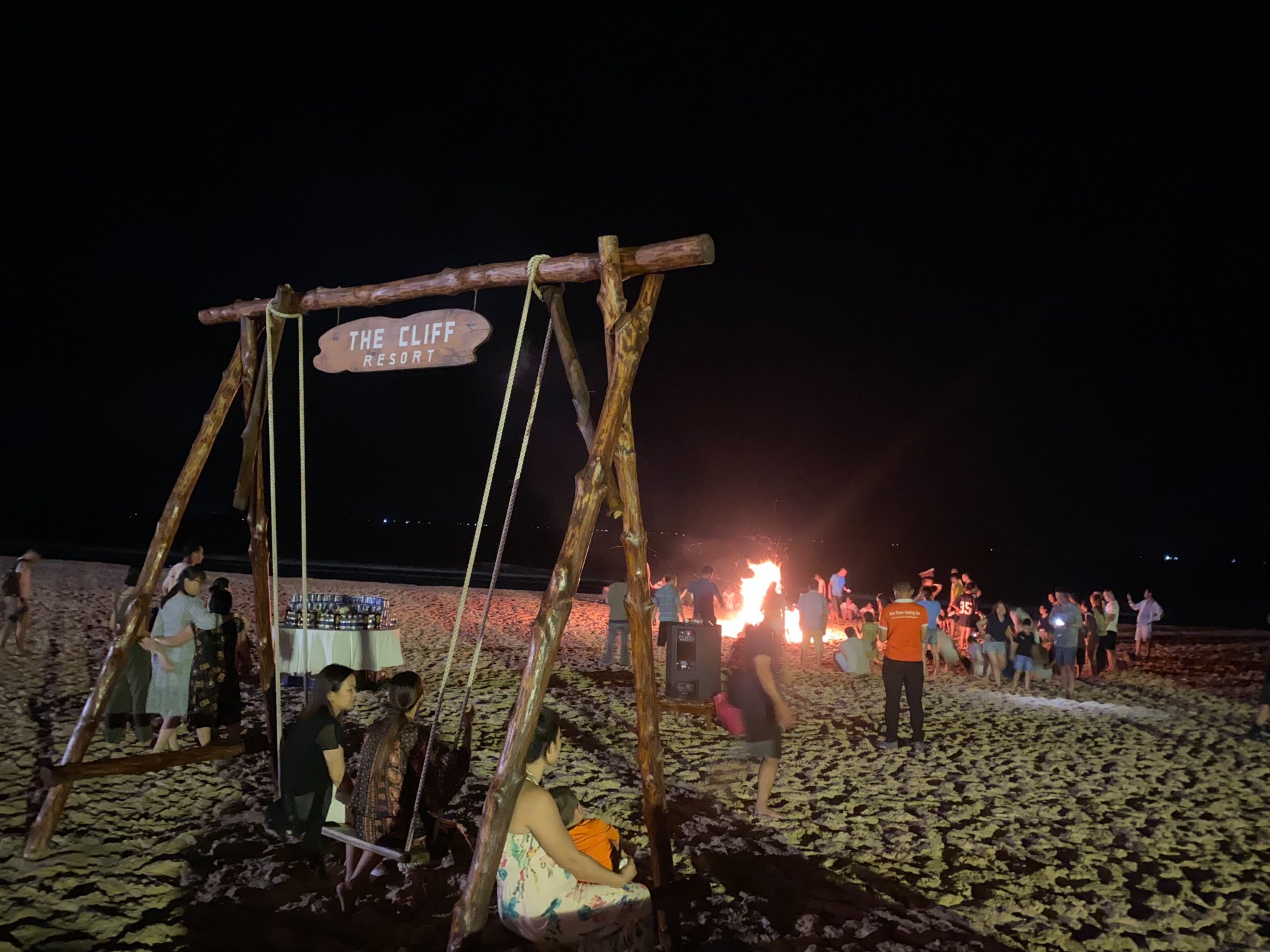 Hoạt động lửa trại thâu đêm bên bờ biển Phan Thiết
